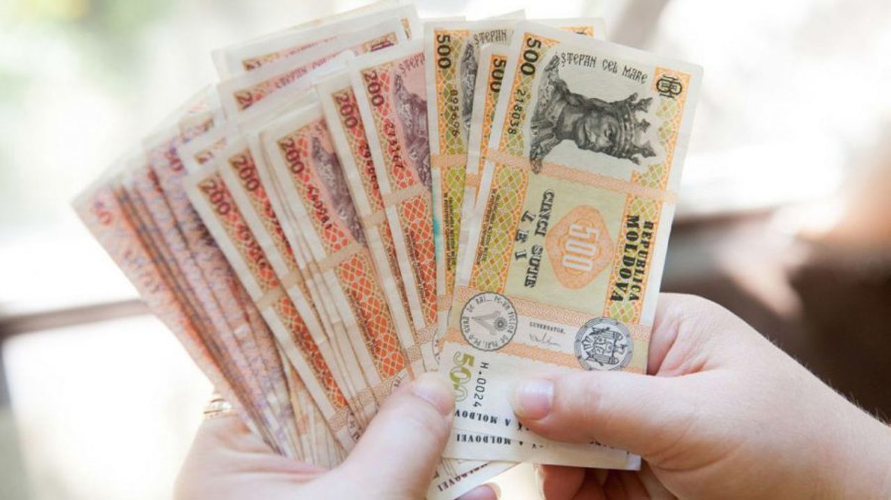 Bărbații câștigă în medie cu 15% mai mult decât femeile, deși acestea reprezintă majoritatea angajaților