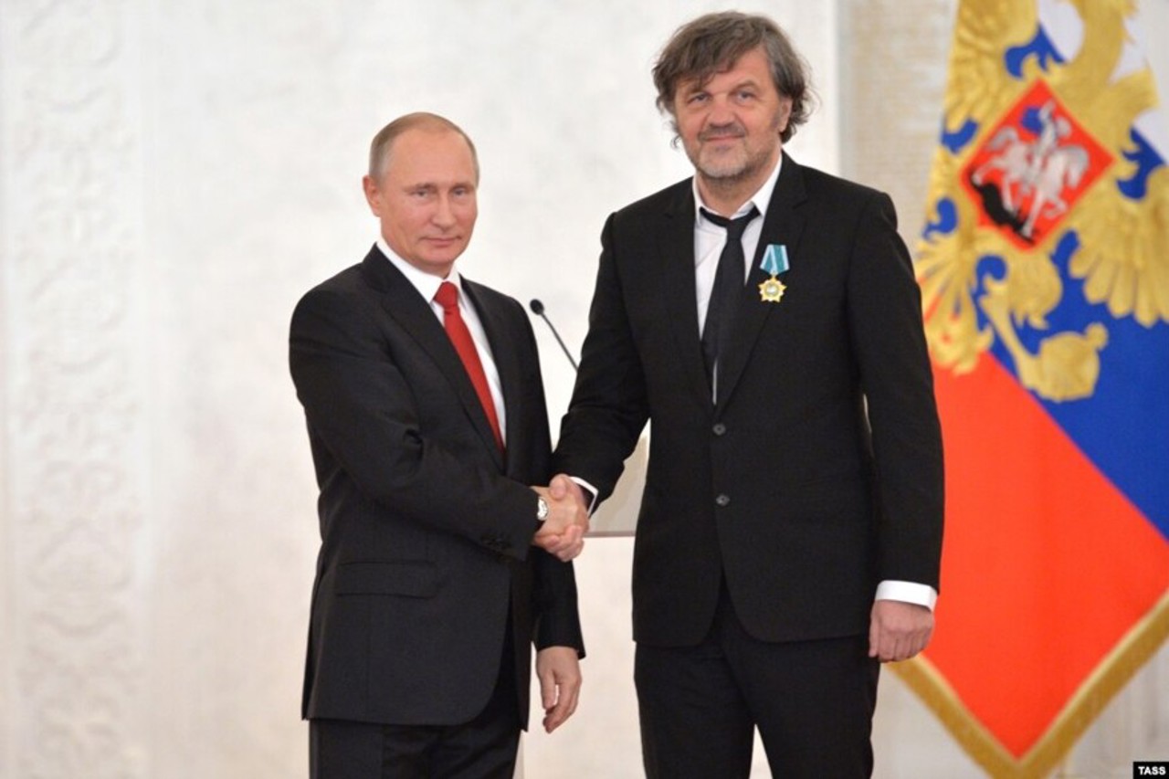  Emir Kusturica primind o medalie oficială de la Putin la Kremlin, 4 noiembrie 2016
