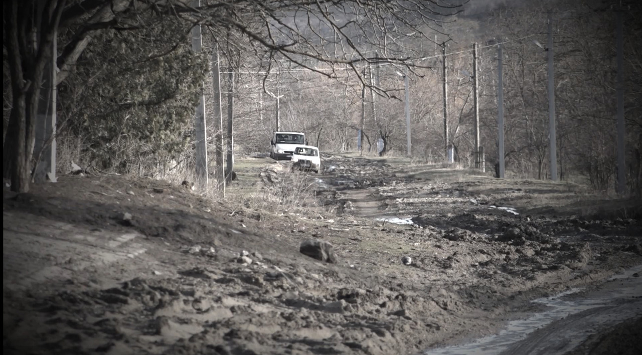 Un sat din raionul Cantemir, izolat de noroaie: Autobuzul școlar s-a împotmolit pe drumul principal