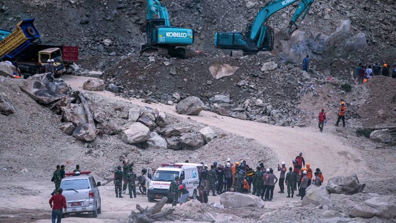 Cel puțin 10 persoane au murit și 6 au fost rănite după prăbușirea unei cariere de piatră în Indonezia