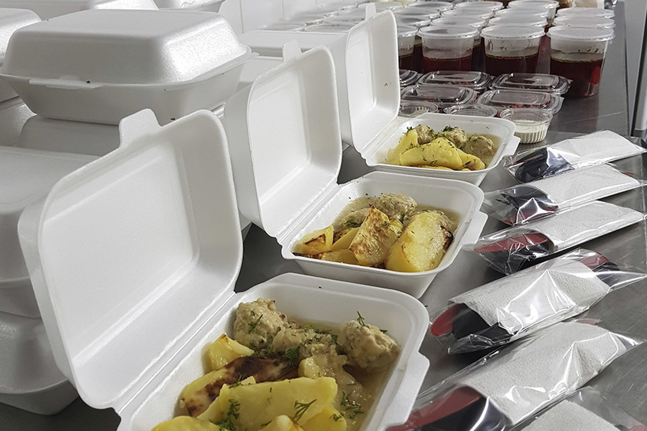 „Cantina socială mobilă” a Misiunii Diaconia continuă să ofere prânzuri calde bătrânilor nevoiași