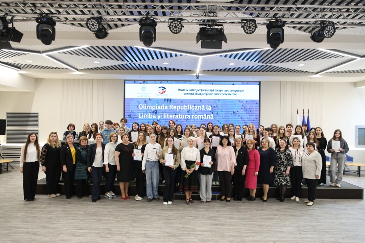 Elevi premiați la Olimpiada de română pentru minorități: câștigătorii pot lua „10” din oficiu la examene