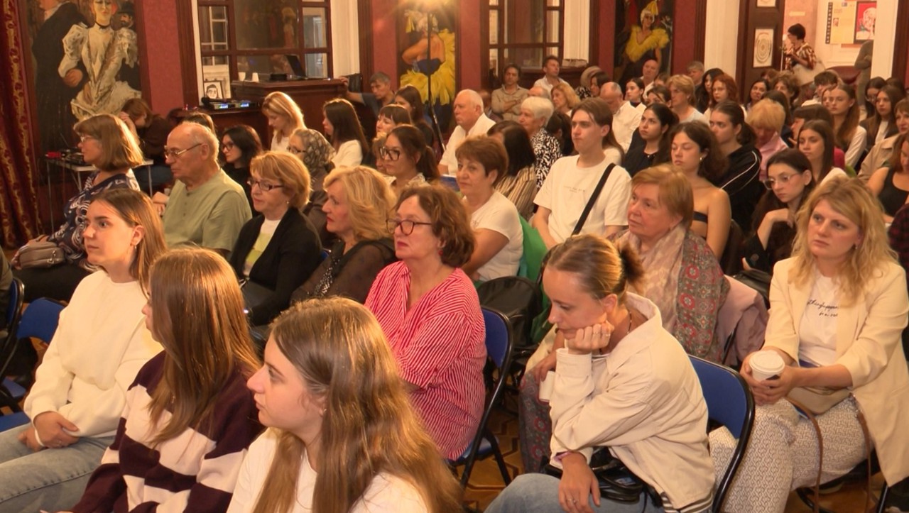 Magia teatrului la microfon: „Când ești fericit, lovește primul”, spectacol audiat în premieră la Reuniunea Teatrelor Naționale Românești