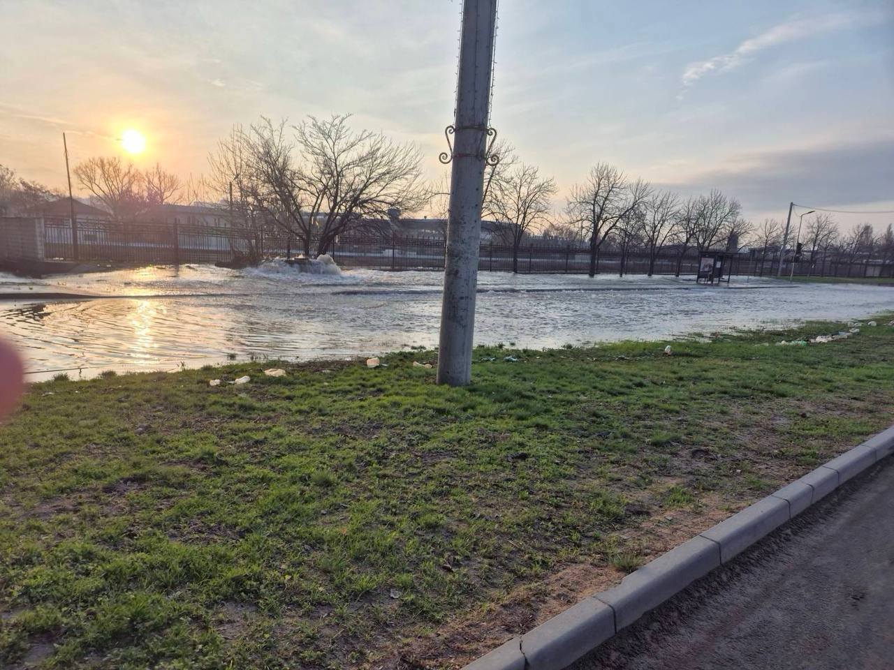 Столичная улица Албишоара оказалась под водой из-за аварии на водопроводе