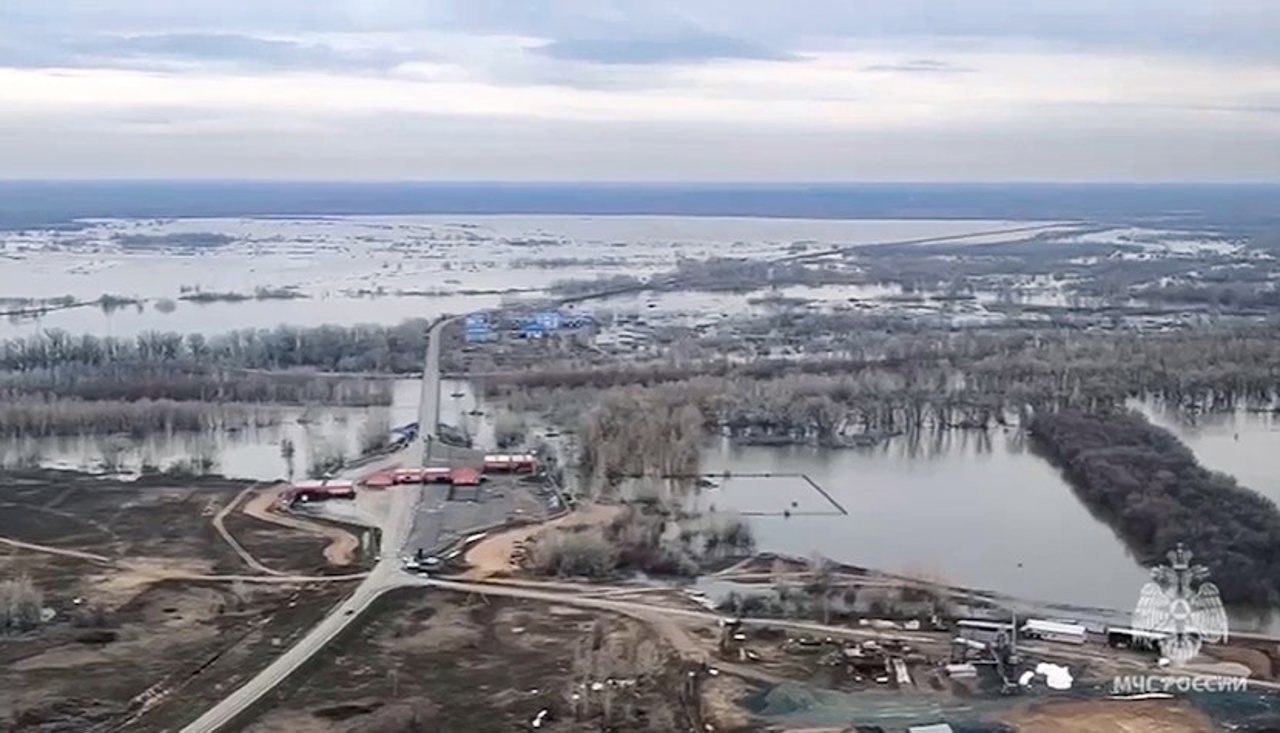 Inundații în Rusia //  Nivelul apei continuă să crească în regiunea Kurgan și Tiumen. Zeci de mii de oameni își părăsesc locuințele