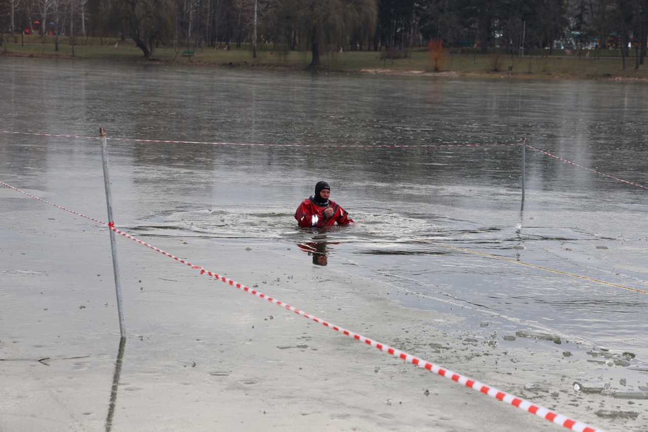 Граждан призывают к осторожности во время купаний в водоемах в праздник Крещения 