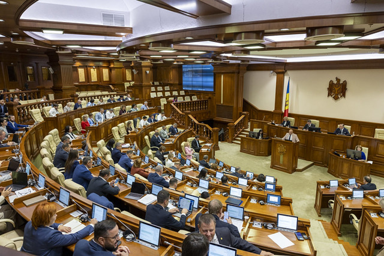 Până la 4.000 de lei pentru profesori și alți bugetari. Parlamentul a votat rectificările bugetare în prima lectură