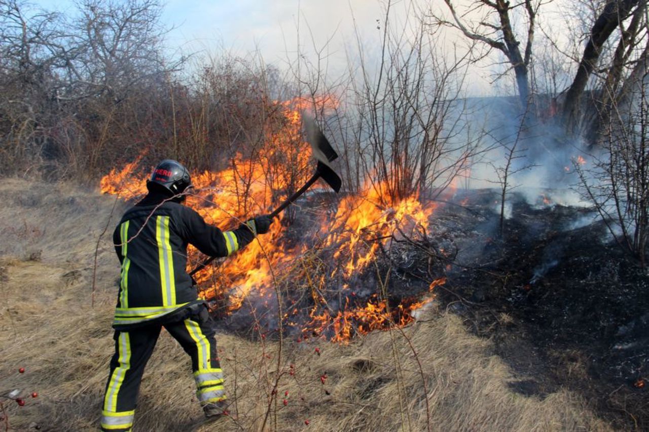 IGSU: 58 de persoane au fost sancționate pentru incendieriea intenționată a vegetației uscate 