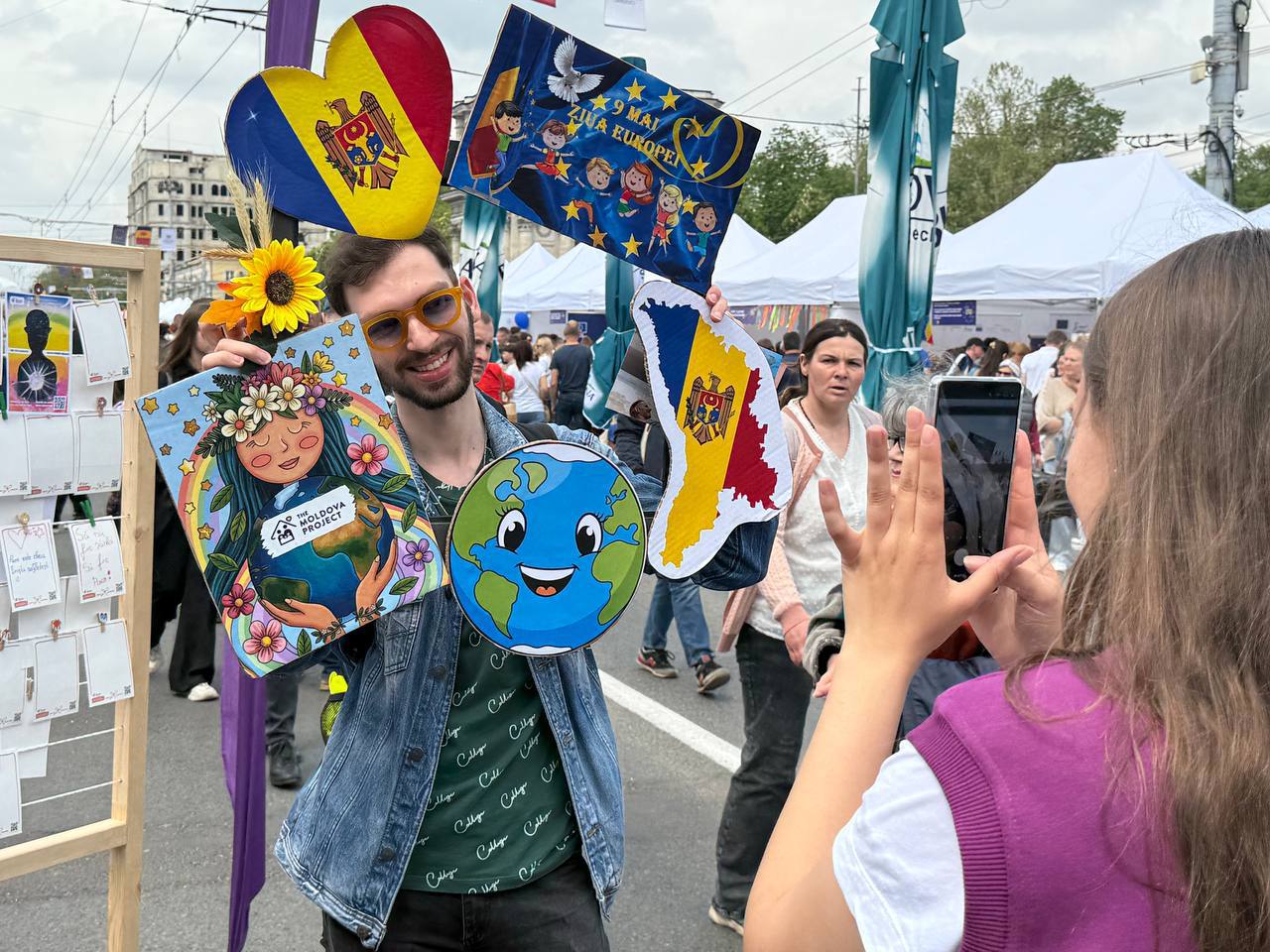 FOTO, VIDEO | Două manifestații, două lumi diferite: Cum a marcat Chișinăul ziua de 9 mai