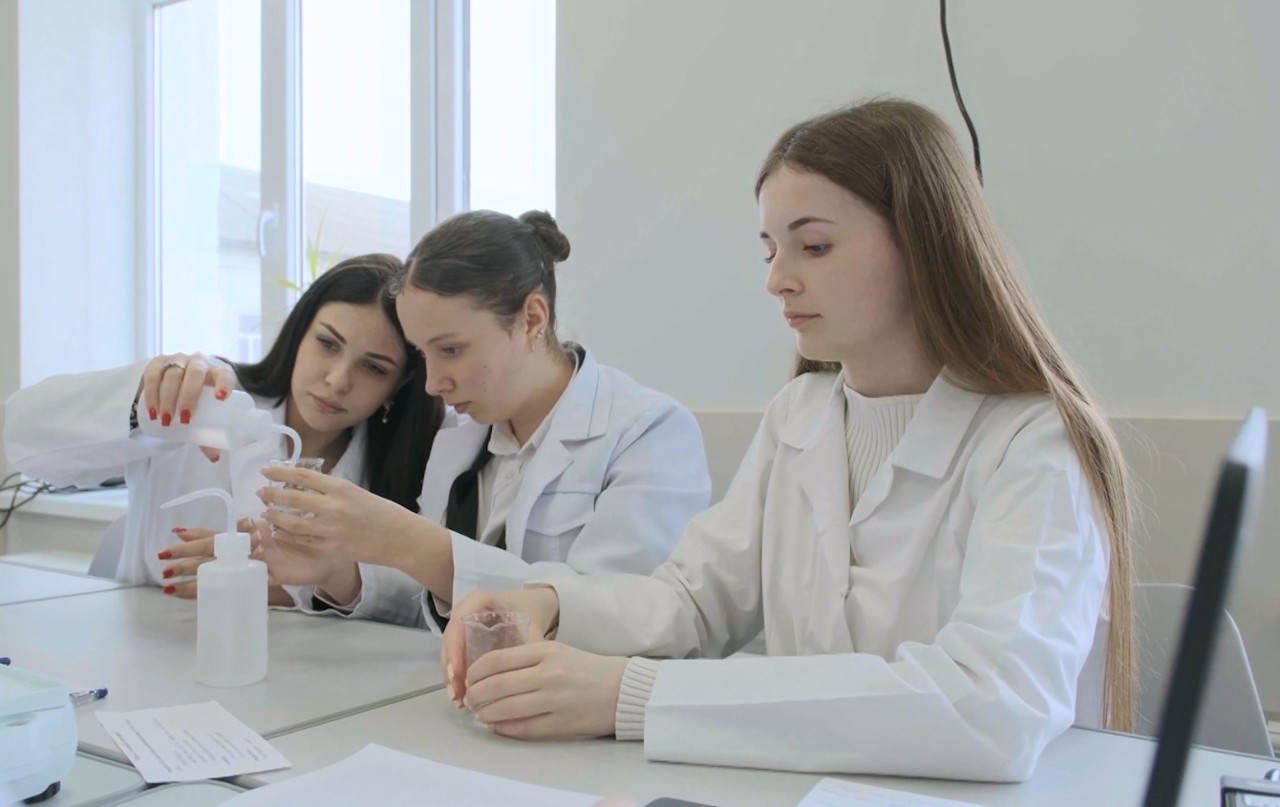 Elevii din nordul țării descoperă știința prin experimente, datorită sprijinului UE: „Mă inspiră să vin la ore, să urmăresc tot ce se întâmplă” 