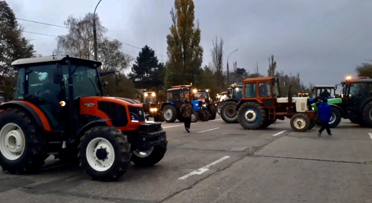 Agricultorii au blocat circulația pe șoseaua Hîncești, la intrarea în capitală