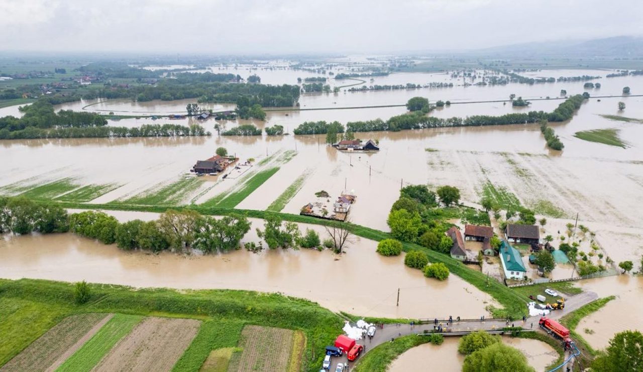 Situație critică în Covasna și Harghita: sute de gospodării inundate și risc la Salina Praid