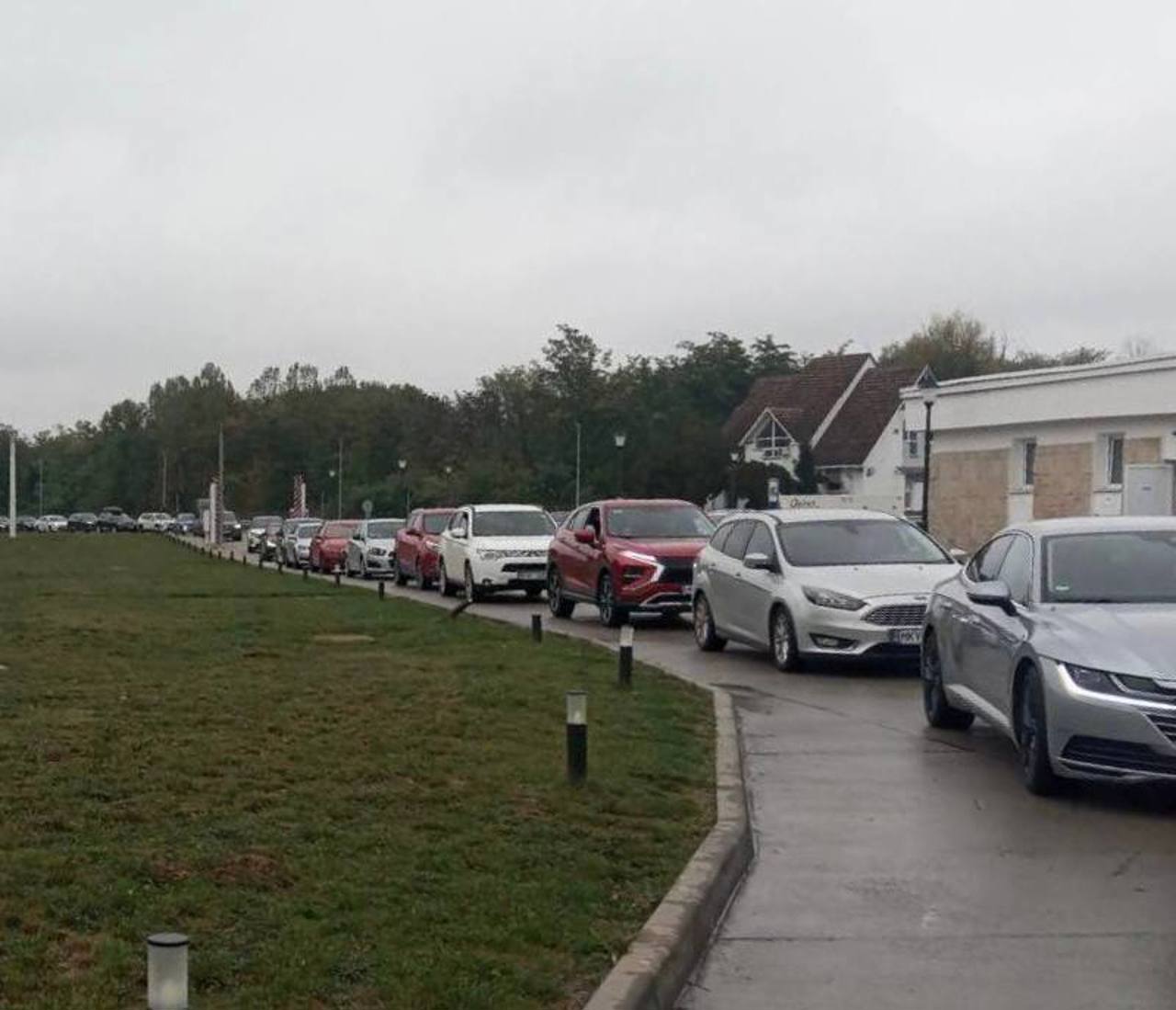 Aglomerație la vama Sculeni, pe sensul de ieșire din R. Moldova. Șoferii, îndemnați să aleagă alte puncte de trecere
