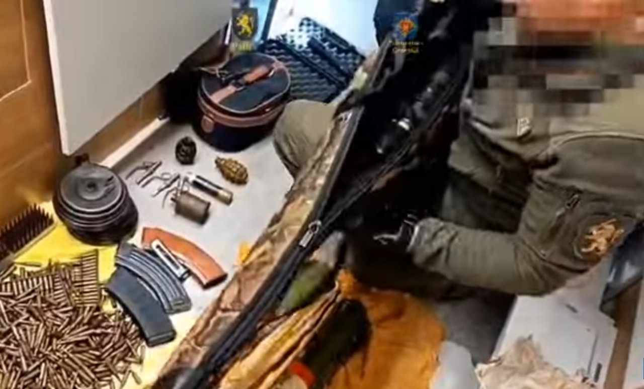 Percheziții în Chișinău: captură-record de mitraliere și grenade, unele ascunse „în perete”