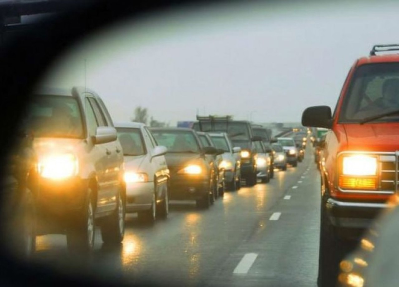 Șoferii pot circula fără faruri aprinse pe timp de zi, începând cu 1 aprilie. Obligația rămâne doar în situații speciale