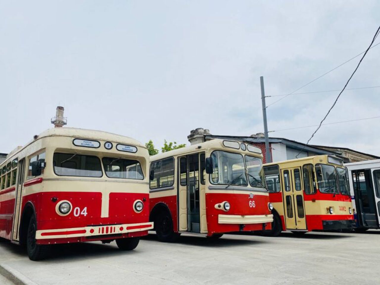 Un vagon de tramvai și primele troleibuze care au circulat pe străzile din Chișinău, expuse la RTEC în acest weekend