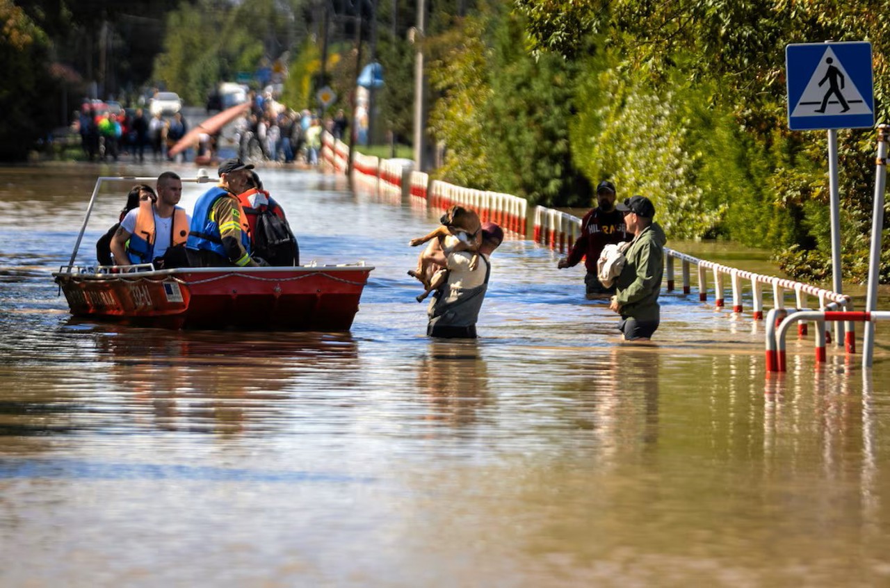 Agencja Wyborcza.pl / Persoane și animale de companie sunt evacuate din cauza inundațiilor din Czechowice-Dziedzice, regiunea Silezia, Polonia, 15 septembrie 2024