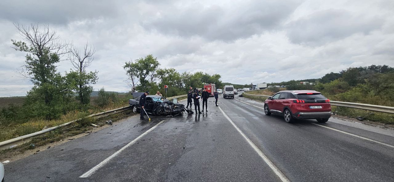 Accident la Sângerei: Două persoane au ajuns la spital, iar un camion plin cu pietriș s-a răsturnat