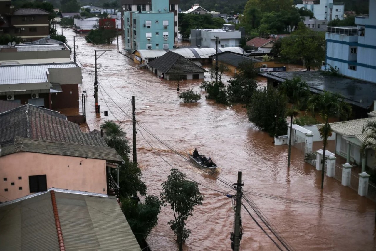 Inundații devastatoare în Brazilia // Cel puțin 100 de oameni au murit și alți peste 130 sunt dați dispăruți 