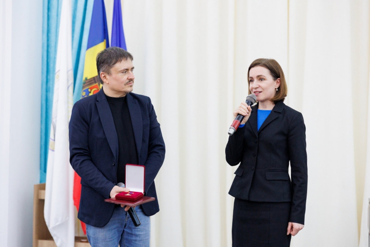 Maia Sandu a oferit o distincție de stat regizorului român Cristian Mungiu