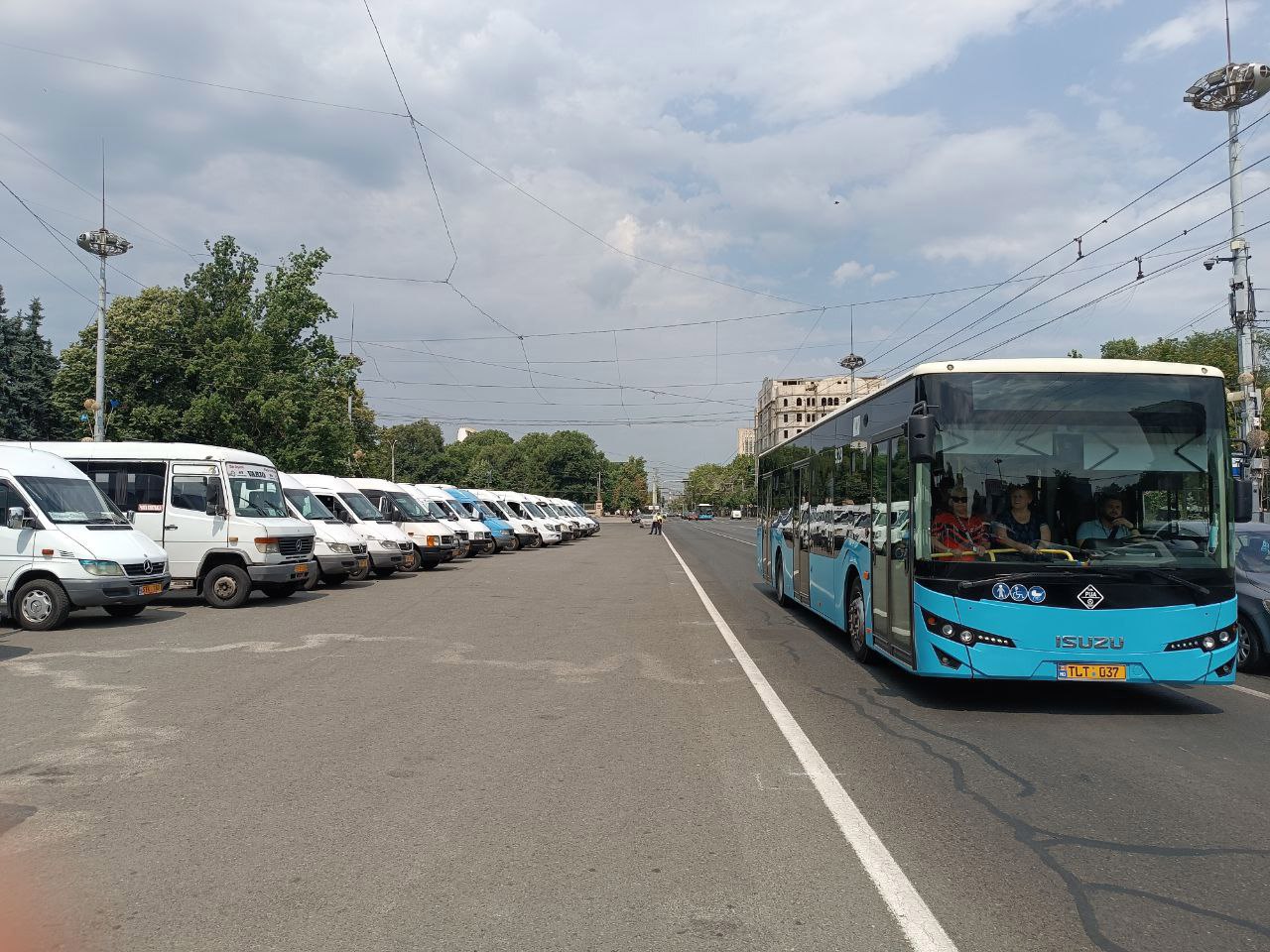 Перевозчики вышли на протест в центре столицы. Реакция правительства