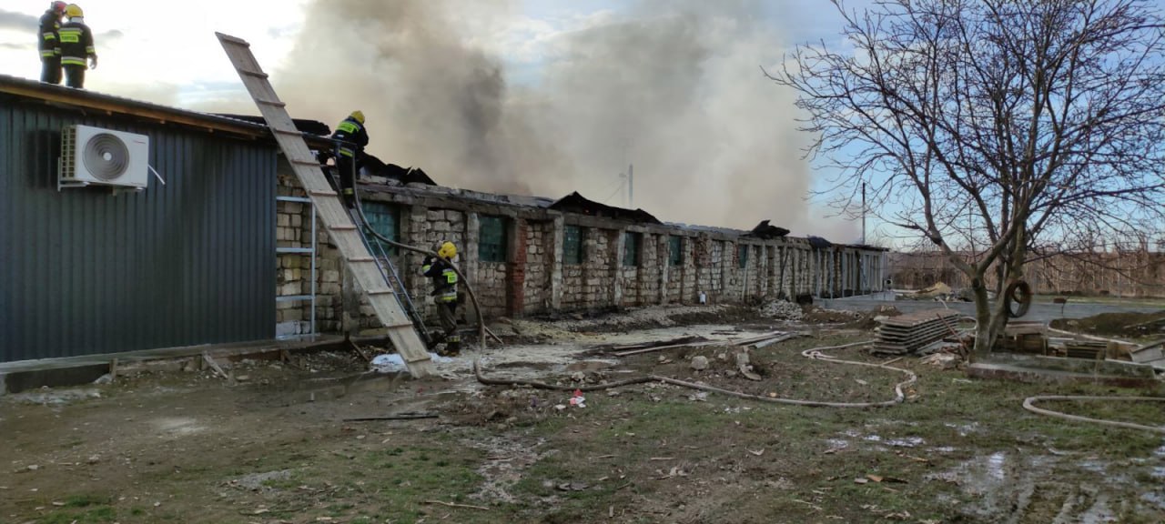 Incendiu la un depozit cu ceară din municipiul Cahul: Șase echipaje de pompieri au intervenit la fața locului