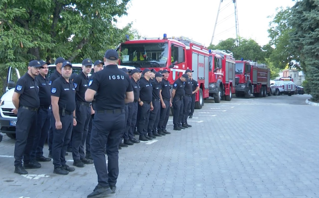 „Ne va fi dor de familie, dar salvăm vieți”. Pompierii moldoveni au pornit spre Grecia, la misiuni de stingere a incendiilor de vegetație