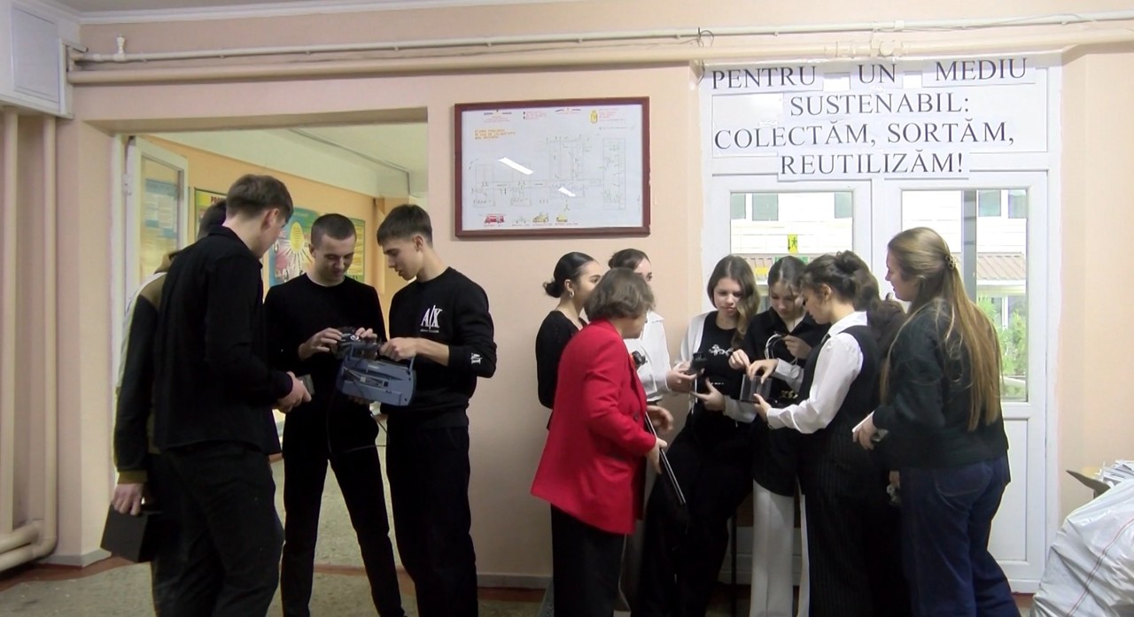 Punct de colectare „ECO SAVE” la un liceu din Soroca | Sunt aduse obiecte uzate și nefuncționale