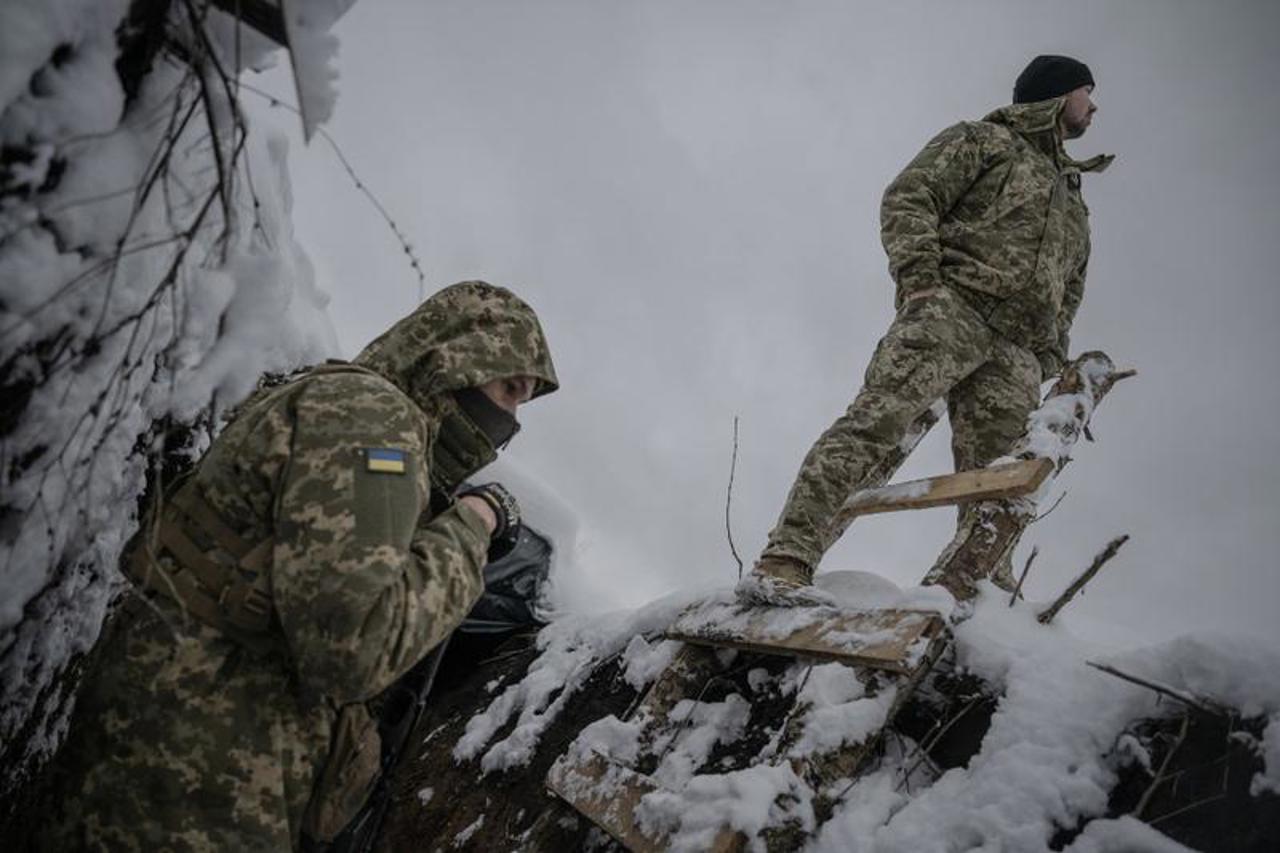 Război în Ucraina: Cărucioare de evacuare a răniților și de transportare a echipamentelor militare sunt asamblate de către un grup de voluntari ucraineni
