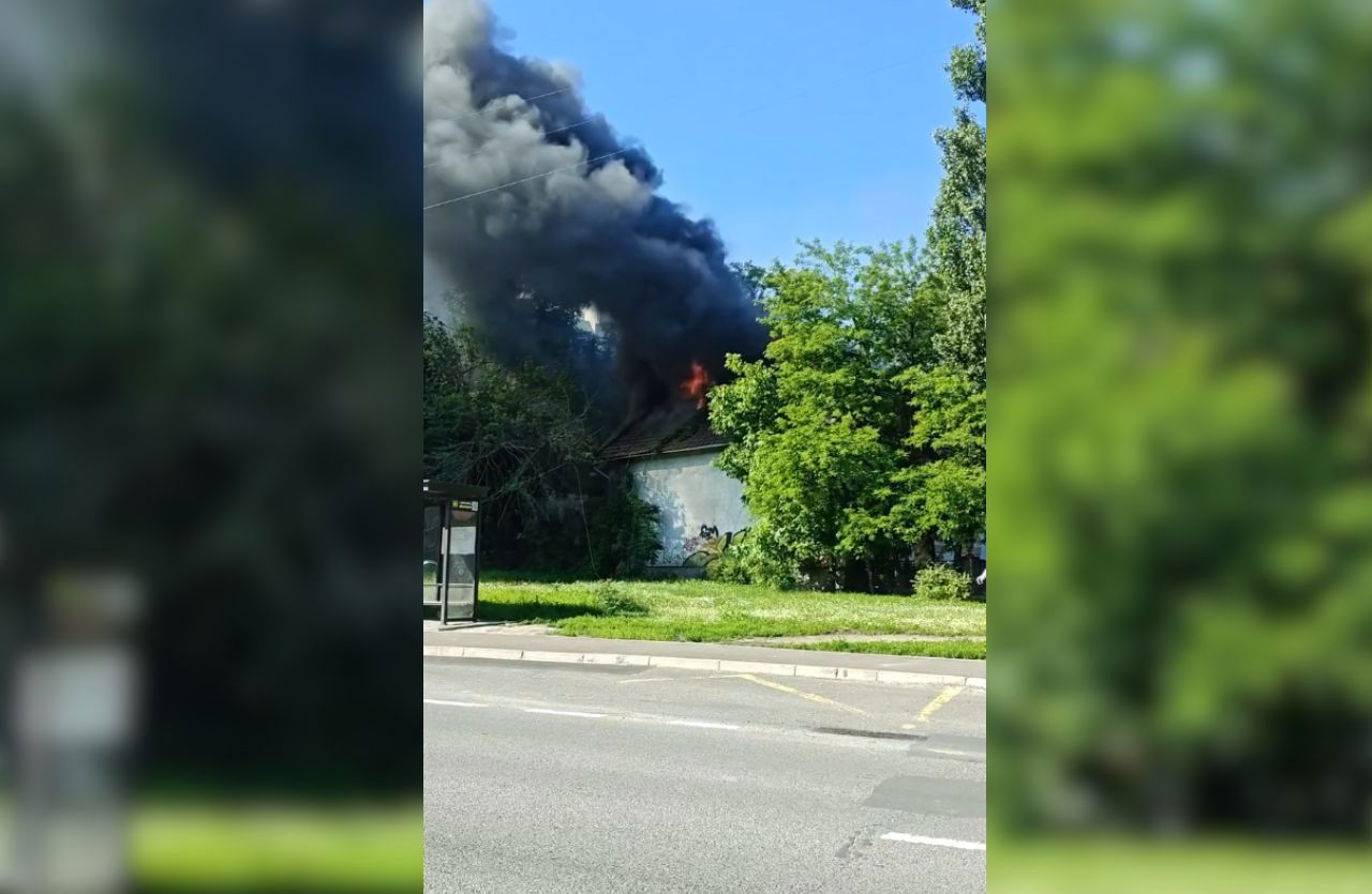 Acoperiș în flăcări în centrul Chișinăului: Patru echipaje de salvatori au intervenit pentru lichidarea focului