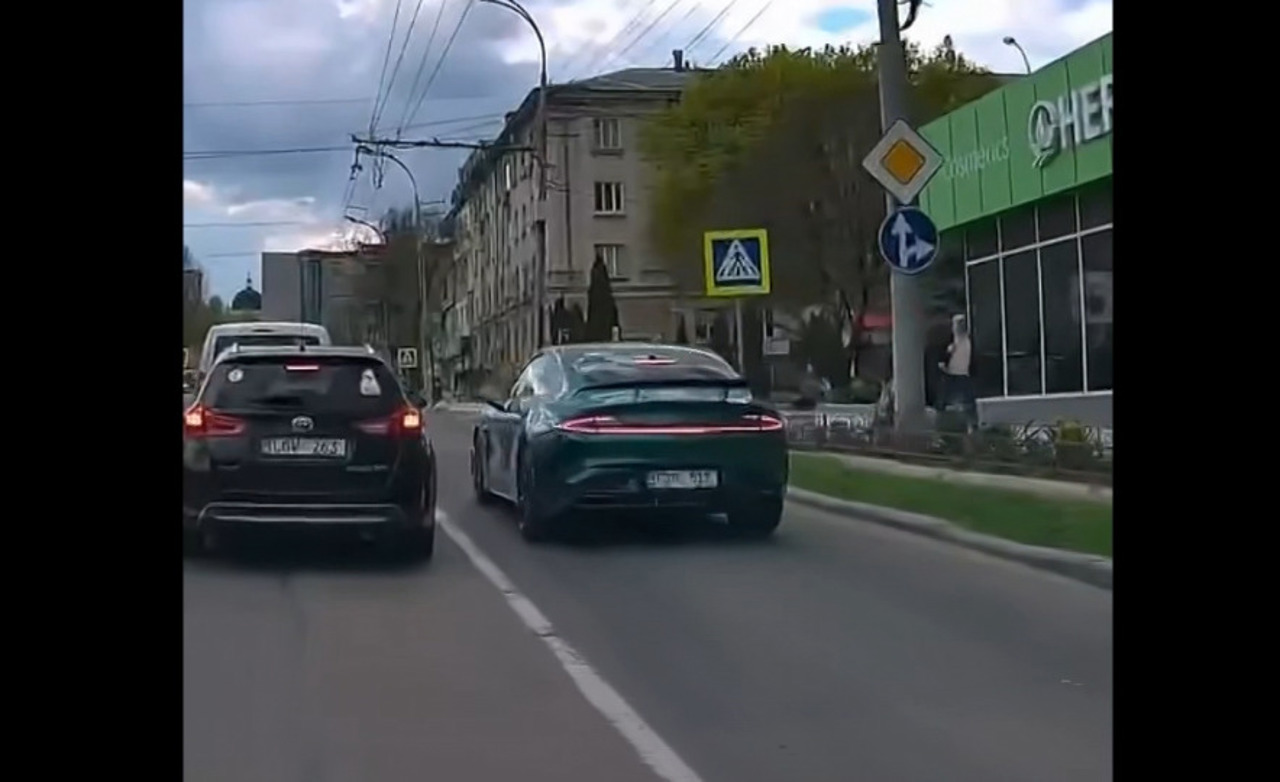 Impact violent pe bd. Grigore Vieru: Victimă în stare critică, șoferul – reținut de poliție