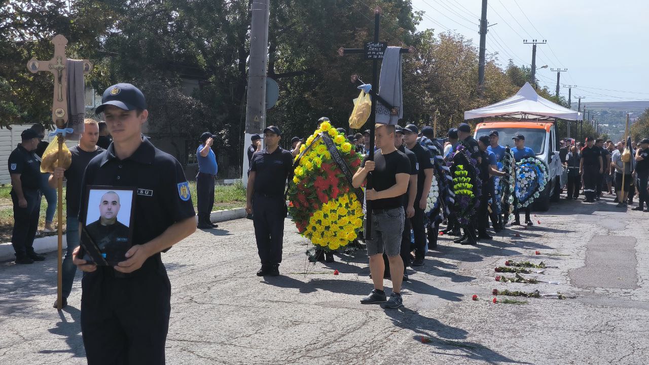 Последние почести и минута молчания: сотрудники ГИЧС похоронили пожарного Дениса Тимохина, погибшего при исполнении