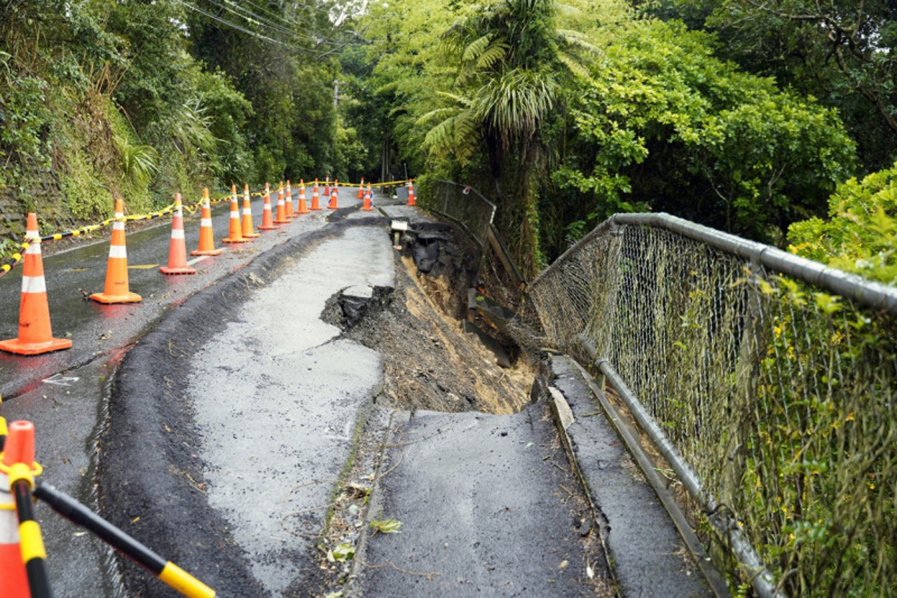 Flights grounded, power cut as storm lashes N.Zealand