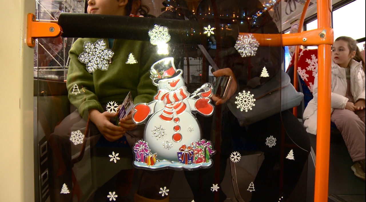 Troleibuzul Turistic pornește în ritm de colinde: începe aventura cu Moș Crăciun prin Chișinău