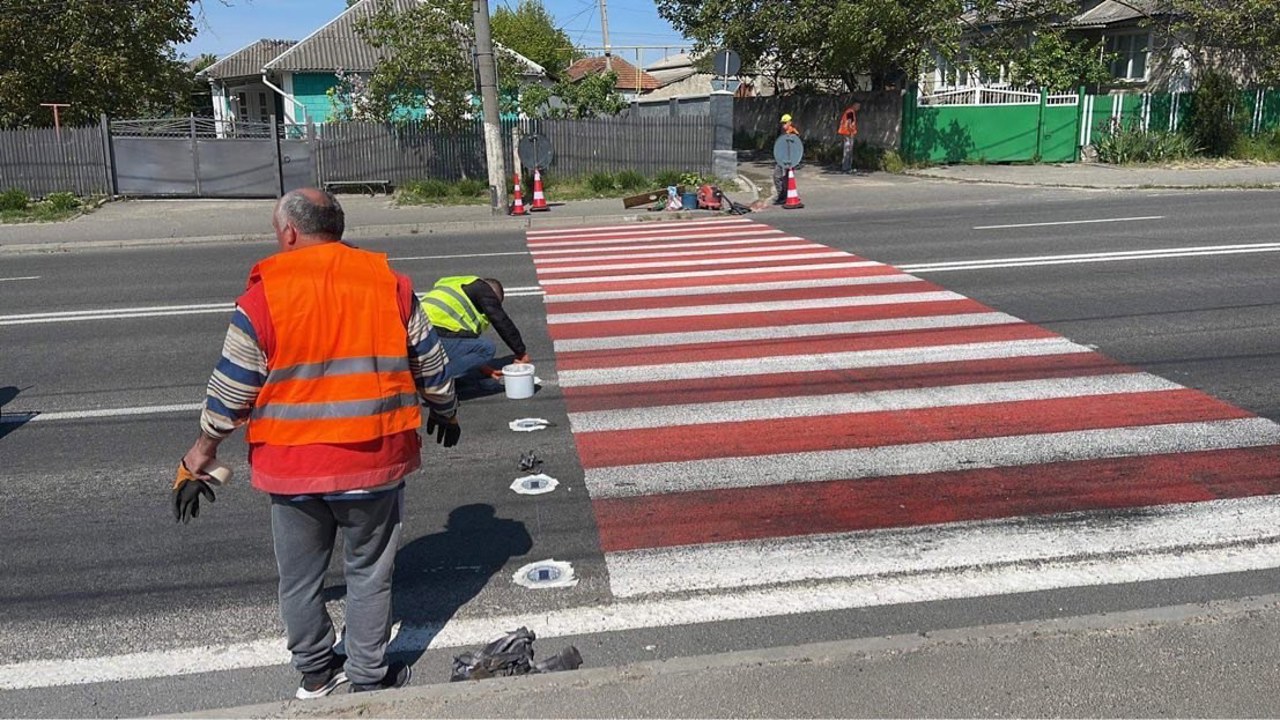 Butoanele fotovoltaice instalate la o trecere de pietoni din Peresecina vor spori atenția șoferilor în condiții de vizibilitate redusă