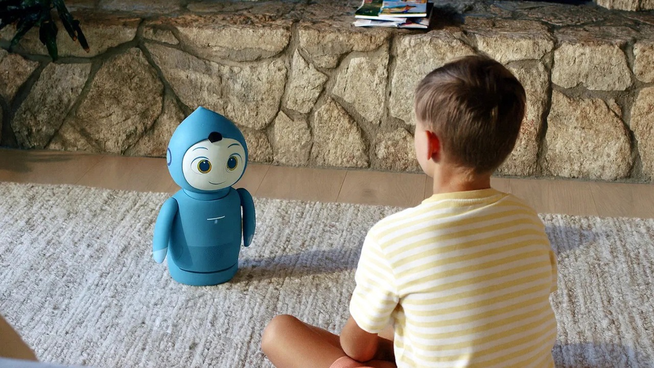 O mașină sau un ursuleț care emite vocea părinților. Un start-up din R. Moldova va lansa prima jucărie cu AI