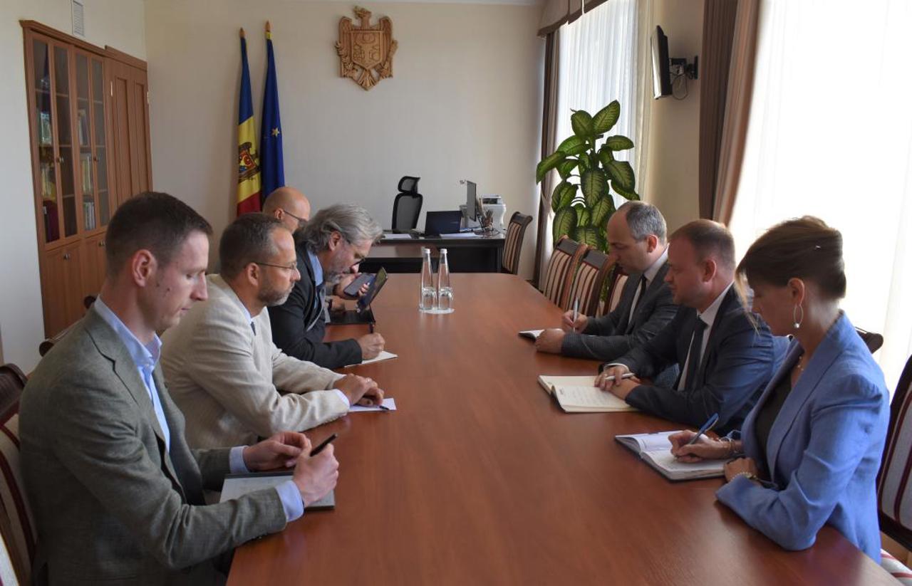 Ambasadorul Jānis Mažeiks își încheie mandatul în R. Moldova: Vizite de rămas-bun la Guvern