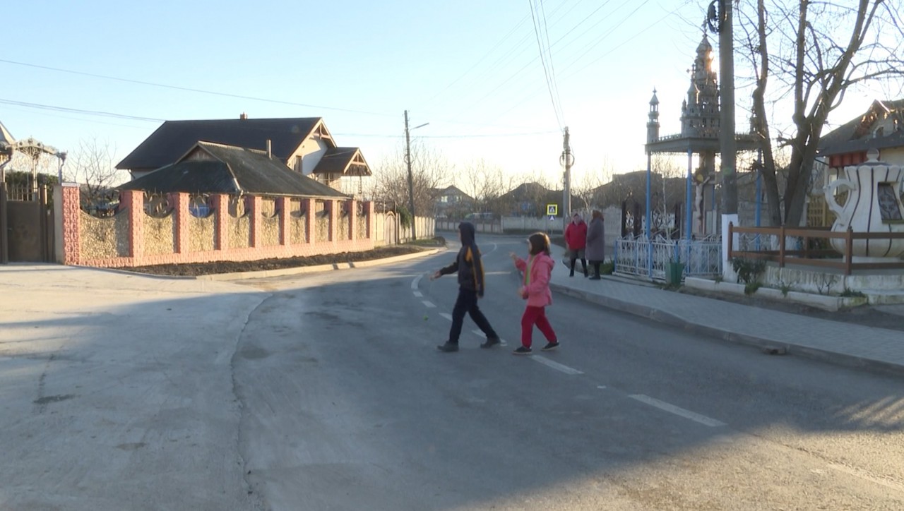 Condiții mai bune pentru locuitorii din Roșcani. Drumul central din sat a fost reabilitat 