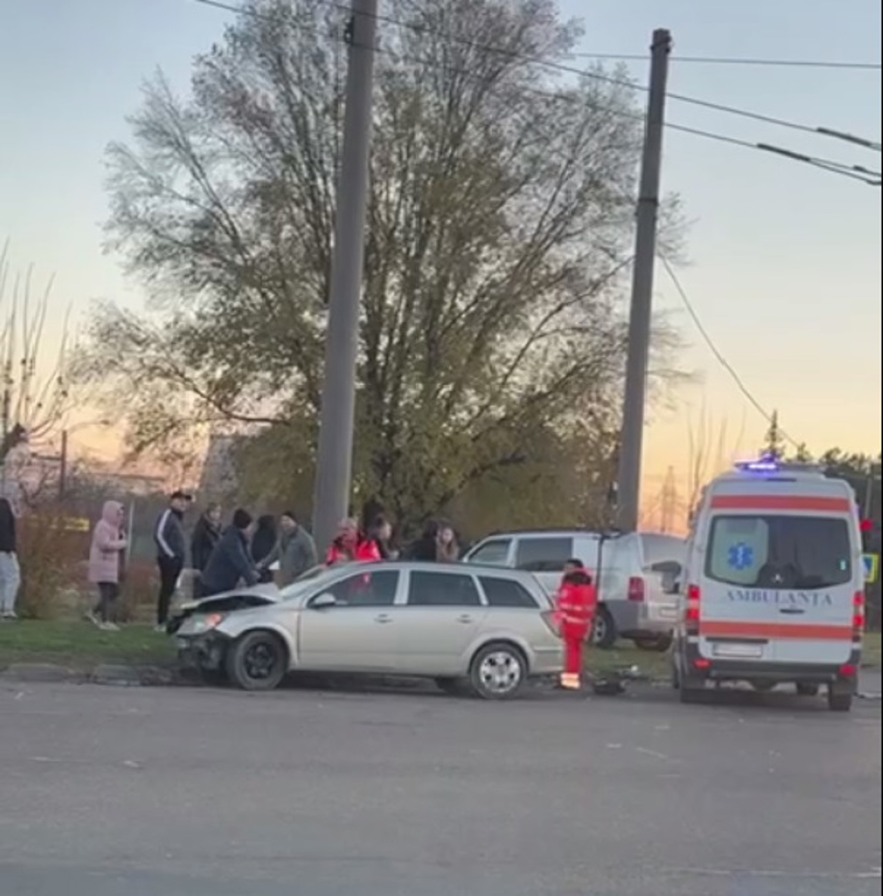 Două persoane au ajuns la spital în urma unui accident produs în capitală