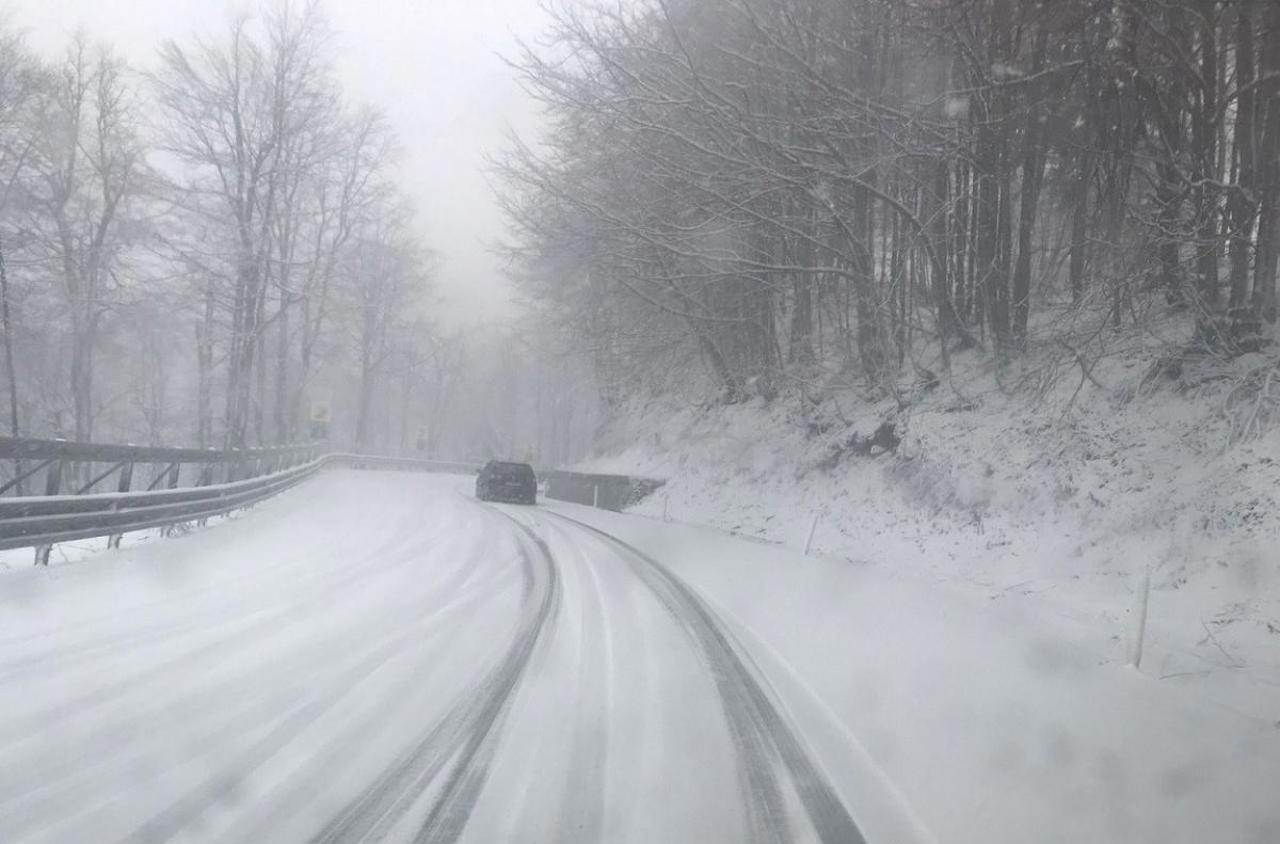 În România, la munte, a venit iarna. Mai multe județe se află sub cod galben de vânt și ninsori