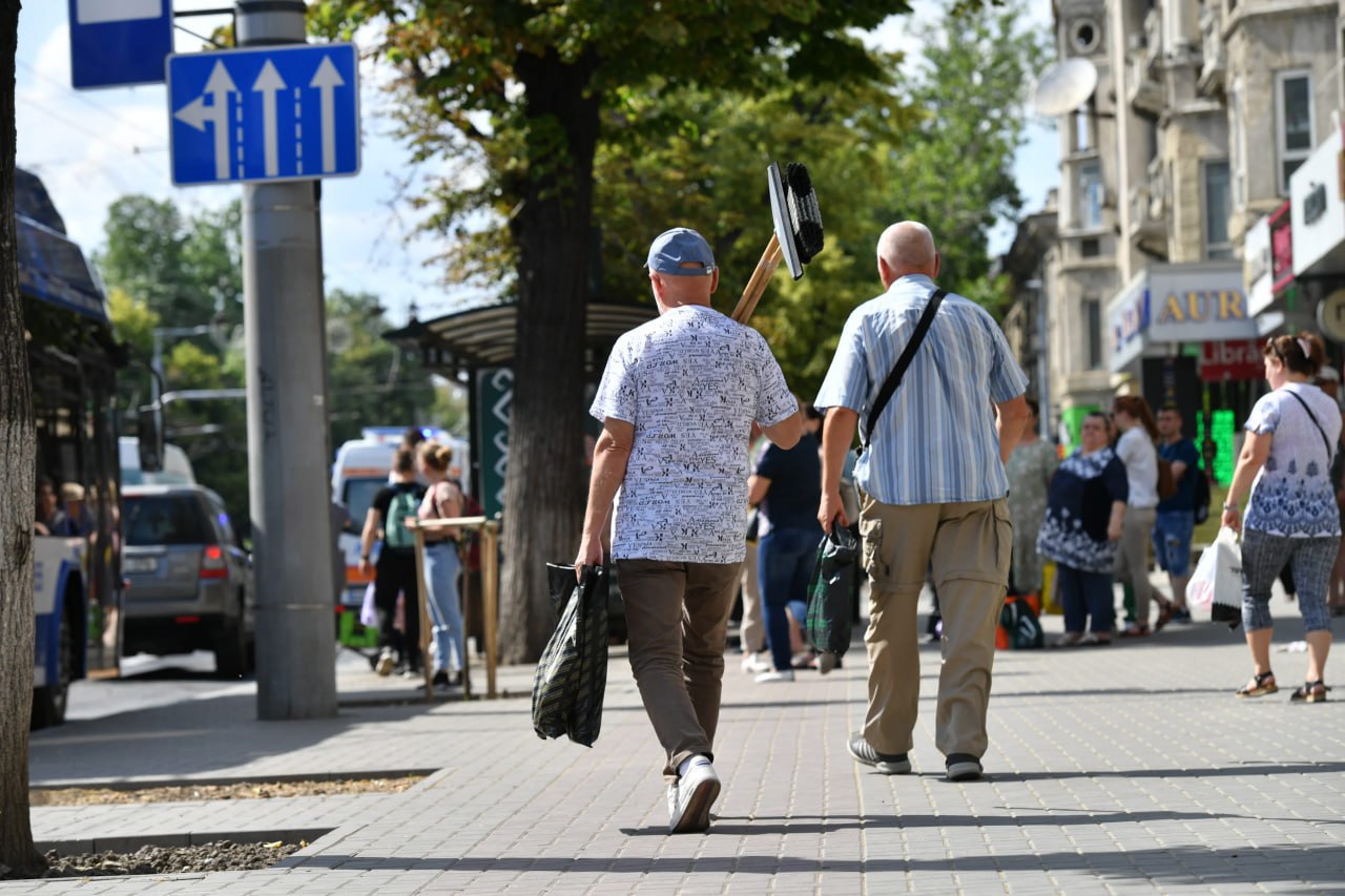 „Pomeni electorale” vs „sprijin pentru cetățeni”: Reacții la ajutoarele de Paști oferite de Guvern din banii UE 