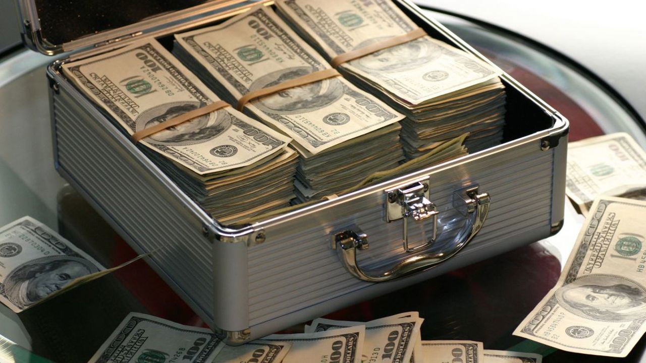 Nearly 70 attempts to smuggle large undeclared sums out of Moldova detected this year