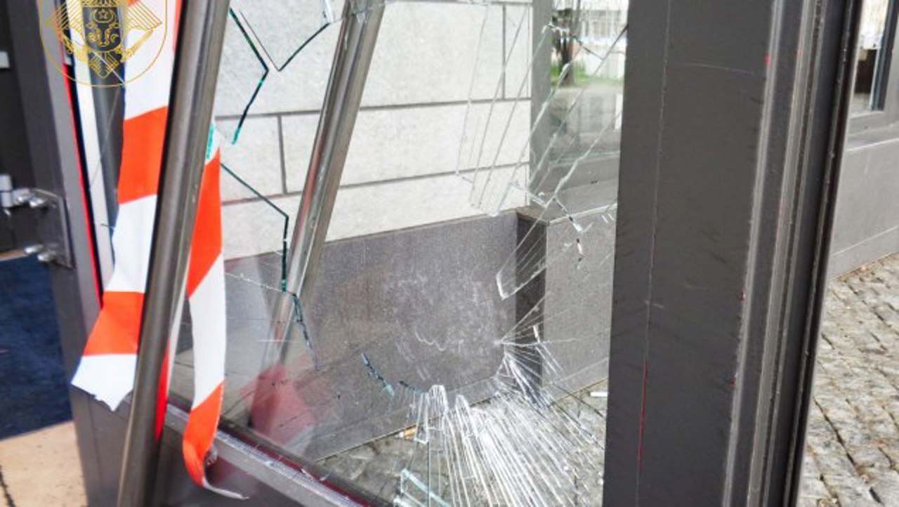 Spărgeau ușile magazinelor cu pietre și furau telefoane sau ceasuri inteligente: Doi bărbați, trimiși la închisoare