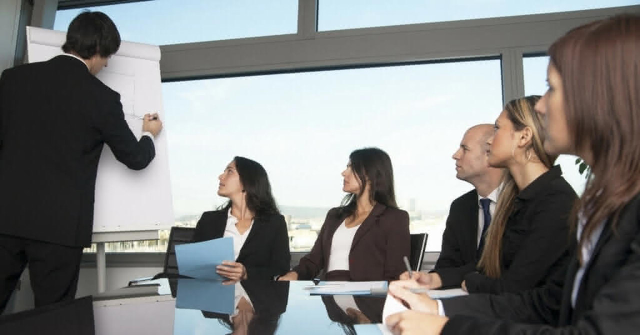 Aprobat de Guvern: tinerii angajați în sectoare strategice vor primi o indemnizație lunară de 3.000 de lei