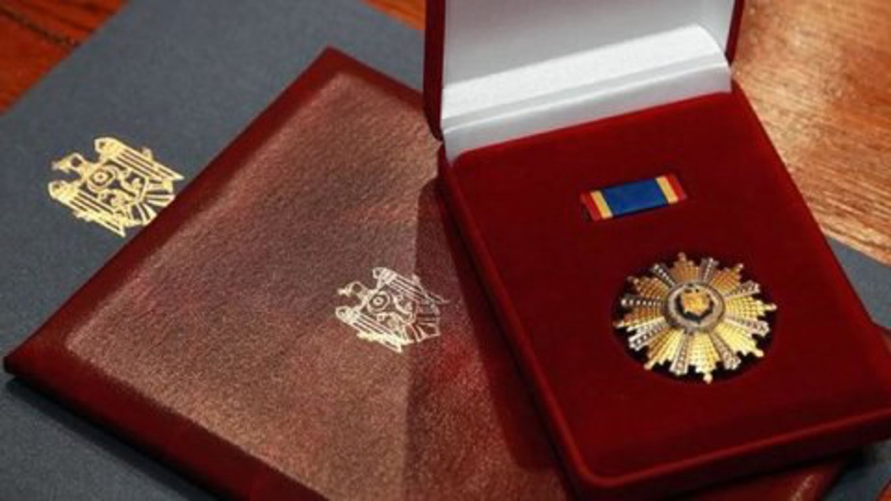 Президент Майя Санду лишила государственных наград Андрея Голбана и Григоре Постикэ