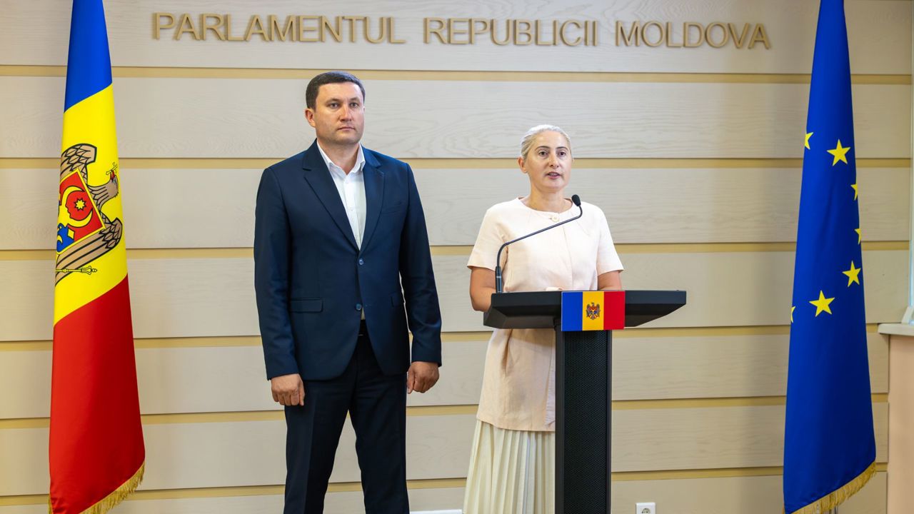 Opoziția cere guvernării să găsească bani pentru salarii cu 30% mai mari în educație și câte 1.000 de lei pentru elevi
