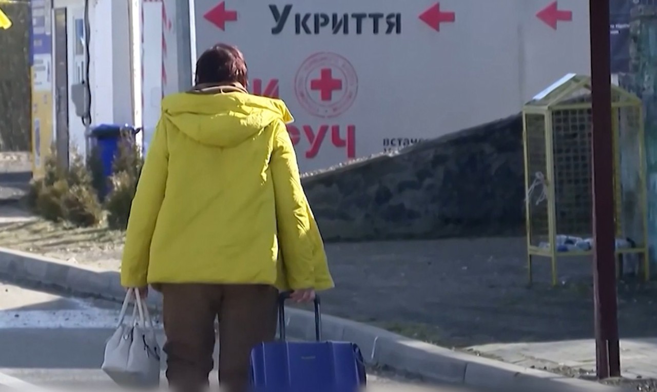 Lacrimi și îmbrățișări | Ucrainenii fug din teritoriile ocupate de ruși: „Au fost de toate, un adevărat iad” 