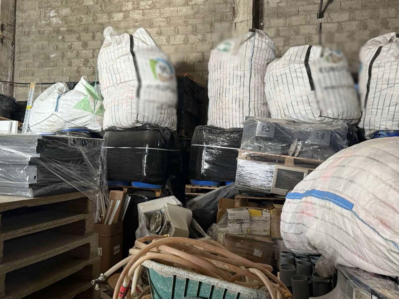 „Pericol real pentru sănătatea populației”: Licitație de patru milioane de lei, atribuită ilegal de către „Moldelectrica”. Patru reținuți și șase bănuiți 