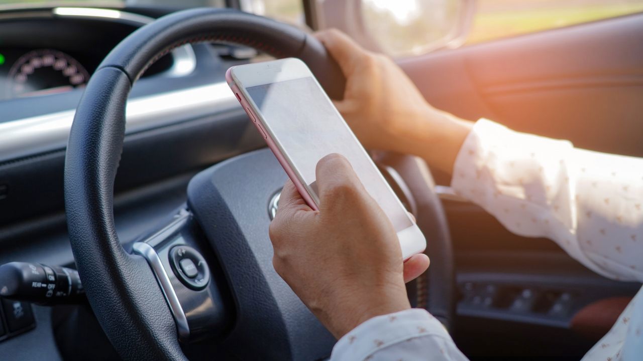 Un sunet, un mesaj sau un like în timpul condusului pot provoca o tragedie. INSP: „Oamenii nu conștientizează riscul folosirii gadgeturilor la volan”