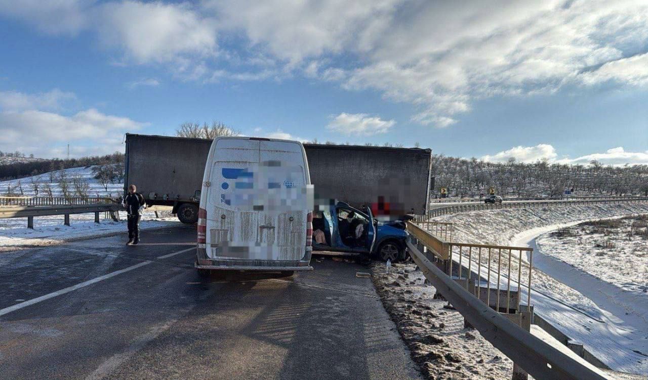 Coliziune între un camion, un autoturism și un microbuz, la Anenii Noi: cinci persoane, inclusiv trei copii, traumatizate